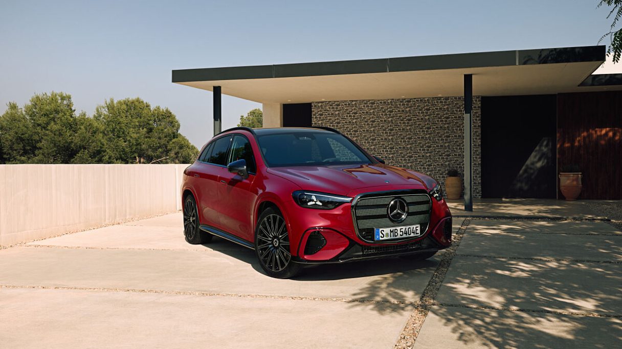 Der neue Mercedes-Benz GLC 400 4MATIC mit EQ Technologie.
Energieverbrauch kombiniert: 14,9-18,9 kWh/100 km | CO₂-Emissionen kombiniert: 0 g/km | CO₂-Klasse: A [1] 

Exterieur: AMG Line Plus, MANUFAKTUR patagonienrot metallic 


[1] Die Angaben sind vorläufig. Es liegen bislang weder bestätigte Werte von einer amtlich anerkannten Prüforganisation noch eine EG-Typgenehmigung noch eine Konformitätsbescheinigung mit amtlichen Werten vor. Abweichungen zwischen den Angaben und den amtlichen Werten sind möglich.;Energieverbrauch kombiniert: 14,9-18,8 kWh/100 km | CO₂-Emissionen kombiniert: 0 g/km | CO₂-Klasse: A [1] [1] Die Angaben sind vorläufig. Es liegen bislang weder bestätigte Werte von einer amtlich anerkannten Prüforganisation noch eine EG-Typgenehmigung noch eine Konformitätsbescheinigung mit amtlichen Werten vor. Abweichungen zwischen den Angaben und den amtlichen Werten sind möglich.

The all-new electric Mercedes-Benz GLC 400 4MATIC with EQ Technology Energy consumption combined: 14,9-18,9 kWh/100 km | CO₂ emissions combined: 0 g/km | CO₂ class: A  [1]

Exterior: AMG Line Plus; MANUFAKTUR patagonia red metallic 


[1] The information is provisional. Neither confirmed values from an officially recognised testing organisation nor an EC type approval nor a certificate of conformity with official values are available to date. Deviations between the data and the official values are possible.;Energy consumption combined: 14,9-18,8 kWh/100 km | CO₂ emissions combined: 0 g/km | CO₂ class: A [1] [1] The information is provisional. Neither confirmed values from an officially recognised testing organisation nor an EC type approval nor a certificate of conformity with official values are available to date. Deviations between the data and the official values are possible.