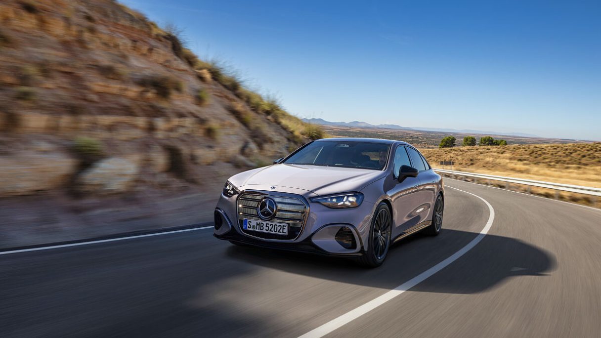 Die neue elektrische C-Klasse definiert das Segment neuThe all-new electric C-Class: Redefining the segment Der neue Mercedes-Benz C 400 4MATIC elektrisch.
Mercedes-Benz C 400 4MATIC elektrisch | Energieverbrauch kombiniert:
18,5-14,1 kWh / 100 km | CO2-Emissionen kombiniert: 0 g/km | CO2-Klasse: A
Exterieur: AMG Line Plus; lavender silver;Mercedes-Benz C 400 4MATIC elektrisch | Energieverbrauch kombiniert: 18,5-14,1 kWh / 100 km | CO2-Emissionen kombiniert: 0 g/km | CO2-Klasse: A*
The all-new Mercedes-Benz C 400 4MATIC electric.
Mercedes-Benz C 400 4MATIC electric | Combined energy consumption:
18.5–14.1 kWh/100 km | Combined CO₂ emissions: 0 g/km | CO₂ class: A
Exterior: AMG Line Plus; lavender silver;Mercedes-Benz C 400 4MATIC electric | Combined energy consumption: 18.5–14.1 kWh/100 km | Combined CO₂ emissions: 0 g/km | CO₂ class: A*